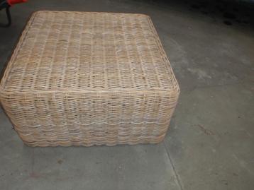 ROTAN TAFEL;POEF 0F.....PERFECTE STAAT=83CMX83CMX45.40CMH=80 beschikbaar voor biedingen