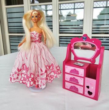 Barbie + kaptafel + staander  beschikbaar voor biedingen