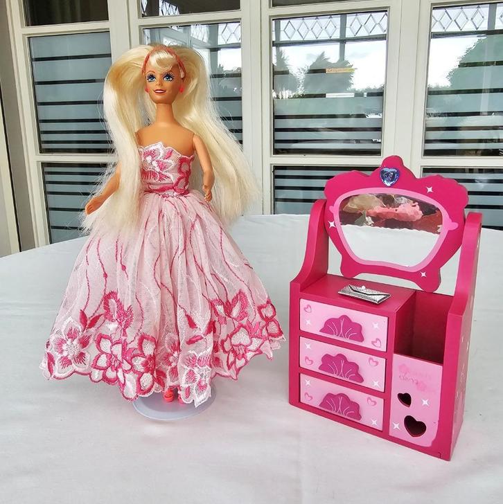 Barbie + kaptafel + staander, Kinderen en Baby's, Speelgoed | Poppen, Zo goed als nieuw, Barbie, Ophalen of Verzenden