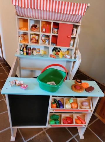 Houten speelgoed winkeltje met winkelmandje  beschikbaar voor biedingen