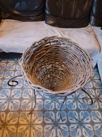 Corne d'abondance avec socle métallique., Enlèvement