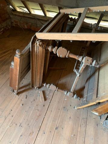 Oude meubels gratis beschikbaar voor biedingen