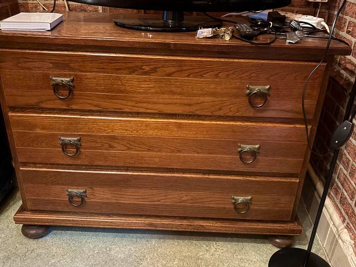 Ancien meuble à tiroirs en bois massif, Maison & Meubles, Armoires | Commodes, Comme neuf, Métal, Enlèvement