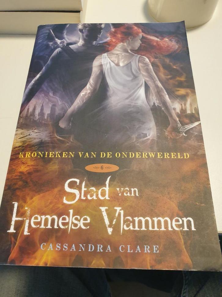 Cassandra Clare - Stad van hemelse vlammen.  KRONIEKEN 6, Boeken, Kinderboeken | Jeugd | 13 jaar en ouder, Zo goed als nieuw, Ophalen of Verzenden