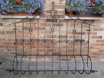 Magnifique grille de fenêtre ou balcon en fer forgé disponible aux enchères
