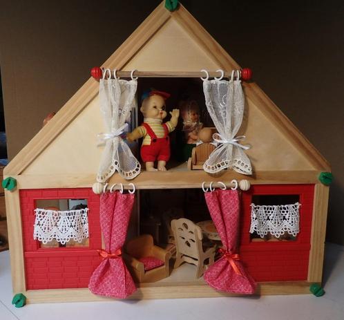 Maison de poupées impeccable , en bois et entièrement décoré, Enfants & Bébés, Jouets | Maisons de poupées, Comme neuf, Maison de poupées