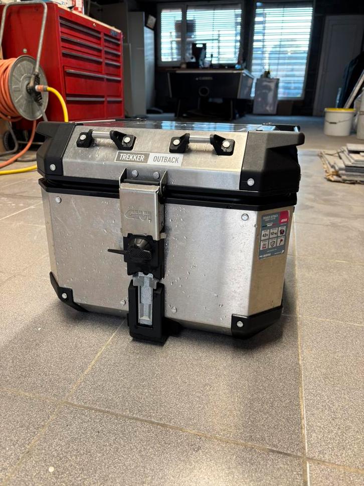 Givi Trekker Outback 42L Topkoffer + Drager, Motoren, Accessoires | Koffers en Tassen, Gebruikt, Ophalen