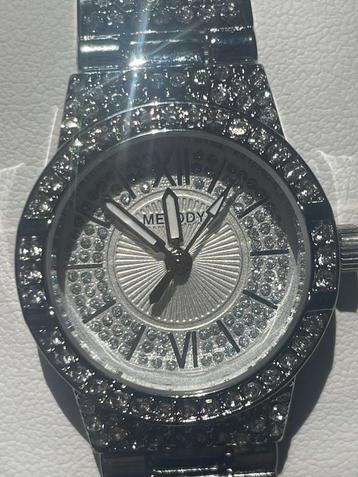 MOET WEG! horloge voor vrouwen net nieuw en is echt zilver. beschikbaar voor biedingen