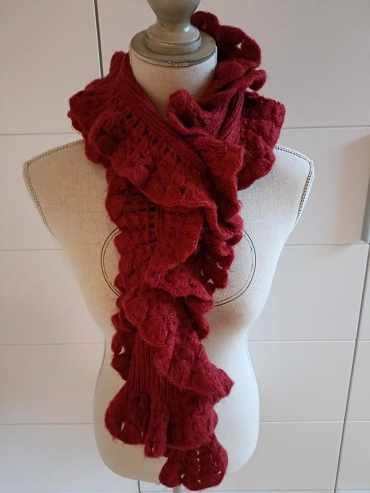 Jolie écharpe couleur grenade, Kleding | Dames, Mutsen, Sjaals en Handschoenen, Zo goed als nieuw, Sjaal, Ophalen of Verzenden