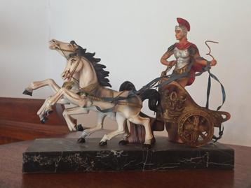 Gladiateur romain en char avec des chevaux bondissants.