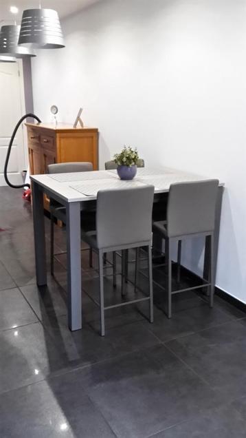 Table de cuisine extensible + 4 tabourets super état  beschikbaar voor biedingen