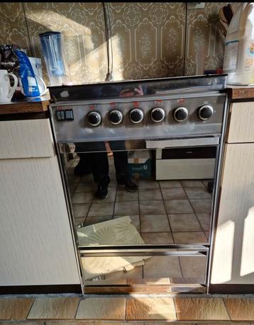 Gasfornuis (53cm breed) met oven beschikbaar voor biedingen