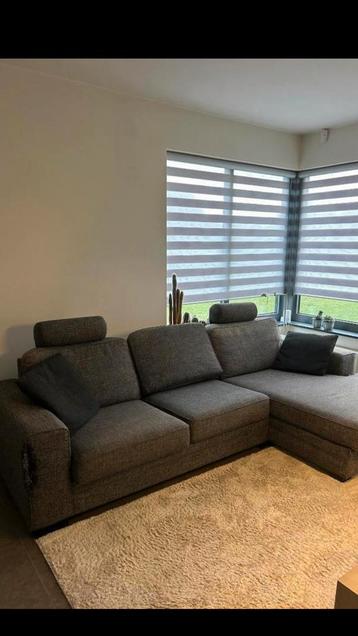 Donkergrijze hoekzetel – modern, ruim en comfortabel beschikbaar voor biedingen