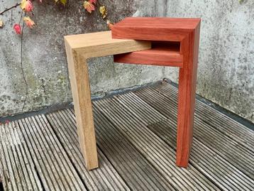 Nieuw tafeltje in massief eik en padoek beschikbaar voor biedingen