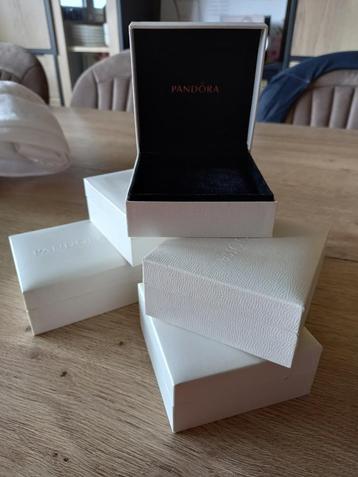 Un lot de 5 boîtes pandora