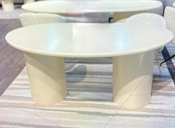 Eettafel met wit betoneffect beschikbaar voor biedingen