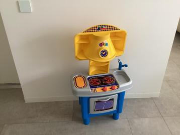 Speelkeukentje , afmetingen 95 cm hoogte, 52 cm breedte beschikbaar voor biedingen