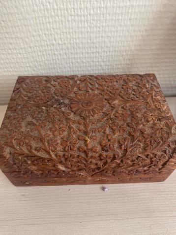 Hand carved wooden spice chest beschikbaar voor biedingen