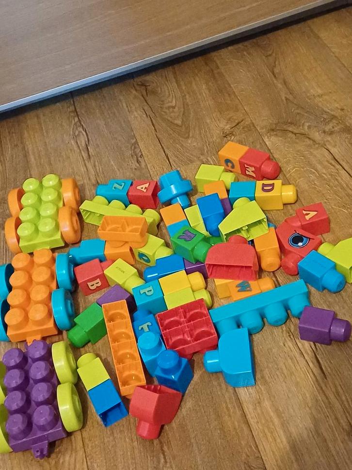 Leuke kleurrijke Mega Bloks Alphabet Train, Kinderen en Baby's, Speelgoed | Bouwstenen, Gebruikt, Megabloks, Ophalen