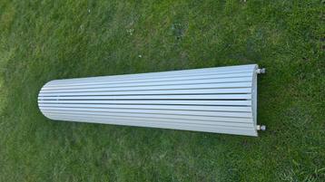 Design radiator in halve cirkel beschikbaar voor biedingen