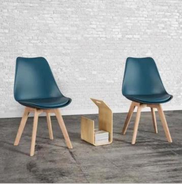 Schitterende blauwe Scandinavische stoelen met houten poten  beschikbaar voor biedingen