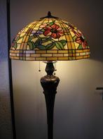 Prachtige Tiffany vloerlamp met mooie kleurige kap, Ophalen