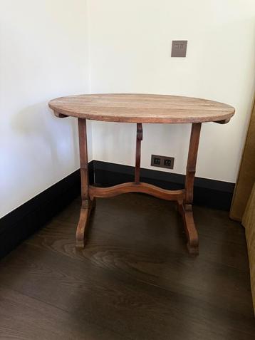 Vigneron tafel beschikbaar voor biedingen
