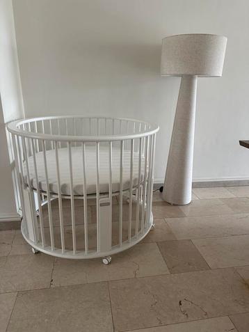 Ronde witte box beschikbaar voor biedingen