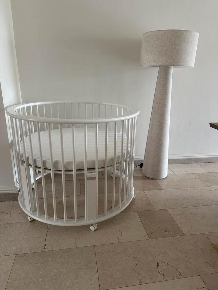 Ronde witte box, Kinderen en Baby's, Babyparken, Zo goed als nieuw, Rond, In hoogte verstelbaar, Boxkleed, Wieltjes, Ophalen
