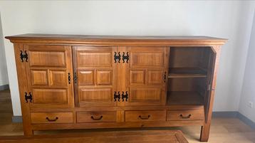 Armoire vintage 4 portes et 4 tirroirs disponible aux enchères