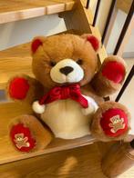 Ours en peluche avec motifs rouges, Ophalen of Verzenden, Zo goed als nieuw, Stoffen beer, Overige merken