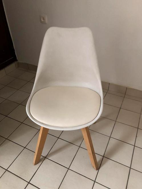 chaises avec coque blanche et pieds en bois, Maison & Meubles, Chaises, Utilisé, Cinq, Six Chaises ou plus, Synthétique, Blanc