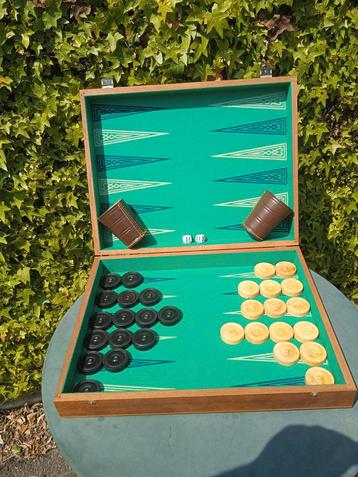 Vintage backgammon in houten kist