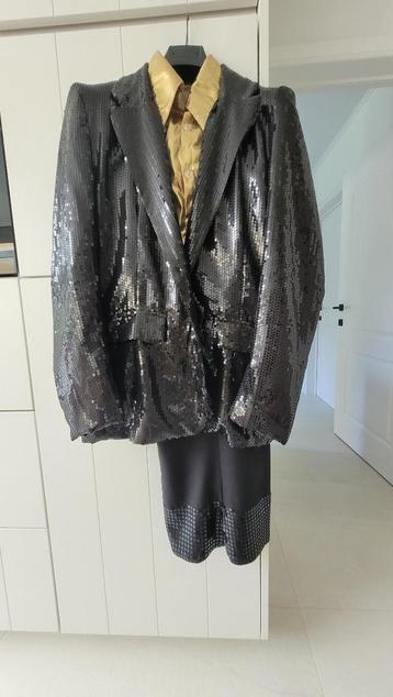 PARTYKOSTUUM (zwart) + OVERHEMD (goud) beschikbaar voor biedingen