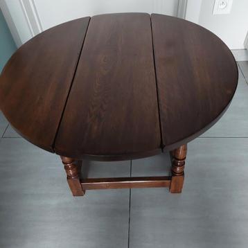 Vintage rond salontafeltje in donkere eik beschikbaar voor biedingen