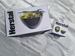 Herstal leone salade kom met bestek., Huis en Inrichting, Keuken | Servies, Ophalen of Verzenden, Nieuw, Kom(men)