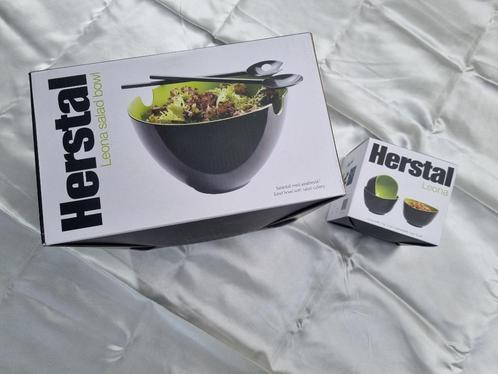 Herstal leone salade kom met bestek., Huis en Inrichting, Keuken | Servies, Nieuw, Kom(men), Ophalen of Verzenden