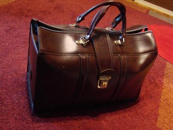 vintage:retro  bruine bagage  draagtas 