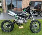 Apollo Monster Energy 140cc reuzenrad crossmotor, Fietsen en Brommers, Ophalen, Zo goed als nieuw, Dirtbike