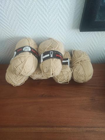 lichtbruiene Wol 6 bollen samen €5 beschikbaar voor biedingen