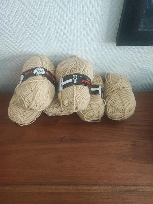 lichtbruiene Wol 6 bollen samen €5, Hobby en Vrije tijd, Breien en Haken, Zo goed als nieuw, Ophalen of Verzenden