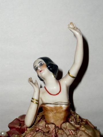 ART DECO HALF DOLL/DEMI-FIGURINE IN DUITS PORSELEIN ca 1925 beschikbaar voor biedingen