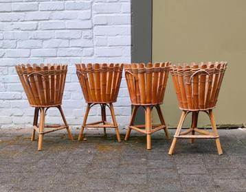 Vintage bamboe bloempot op pootjes. €30 voor 1 bloempot. beschikbaar voor biedingen