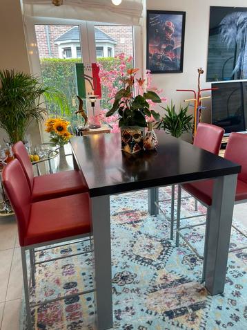 Moderne hoge bartafel met nieuwe stoelen 250€ beschikbaar voor biedingen