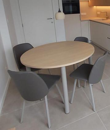 NIEUWE ronde tafel PERFECTA  met 4 bijhorende stoelen. beschikbaar voor biedingen