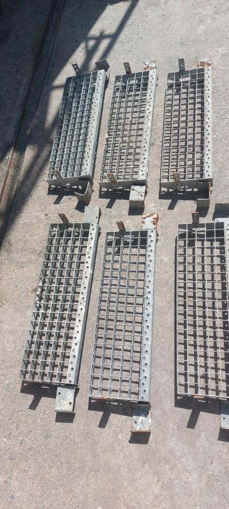 6 Roosterstap, Doe-het-zelf en Bouw, IJzerwaren en Bevestigingsmiddelen, Zo goed als nieuw, Ophalen