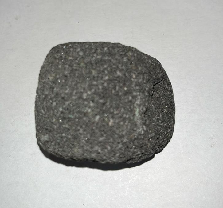 Basaltlava steen - 51gram - 45mm x 39mm x 30mm, Verzamelen, Mineralen en Fossielen, Ophalen of Verzenden