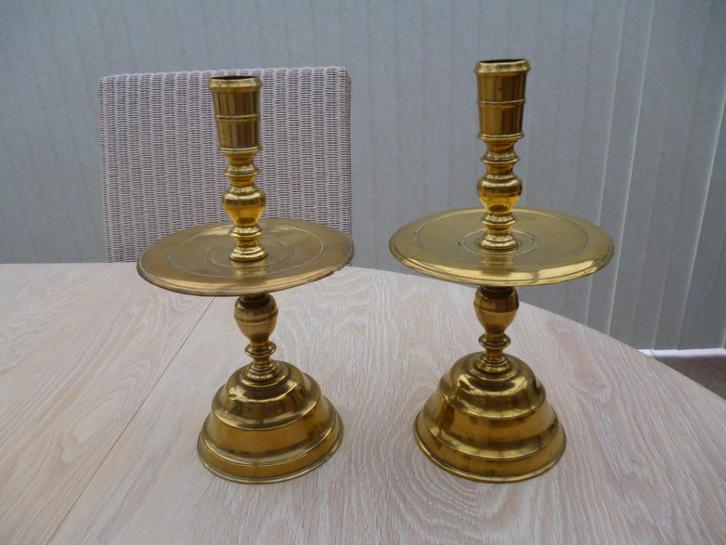 paire de bougeoirs Flandres debut XVII, Antiquités & Art, Antiquités | Bougeoirs, Enlèvement ou Envoi