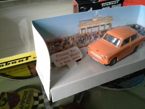 Trabant 1/43 Diorama + nieuwe doos, Hobby en Vrije tijd, Modelauto's | 1:43, Nieuw, Auto, Overige merken, Ophalen of Verzenden