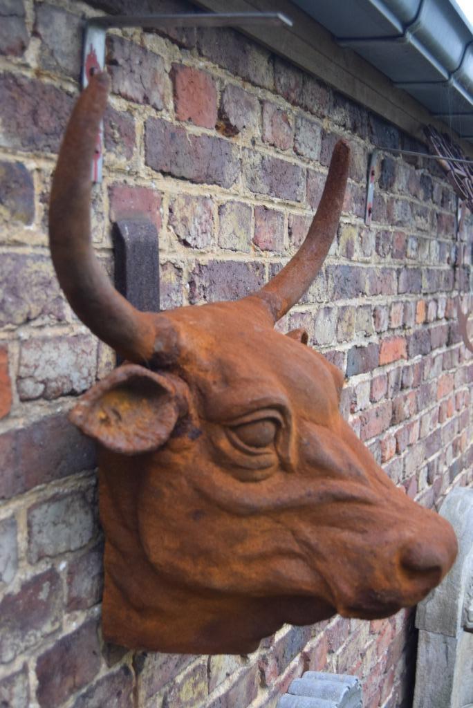 PRACHTIGE GROTE GIETIJZEREN STIERENKOP OM OP TE HANGEN, Tuin en Terras, Tuinbeelden, Zo goed als nieuw, Dierenbeeld, Overige materialen